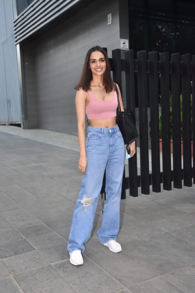Distressed Denim Jeans \u0026 A Pink Cropped Top