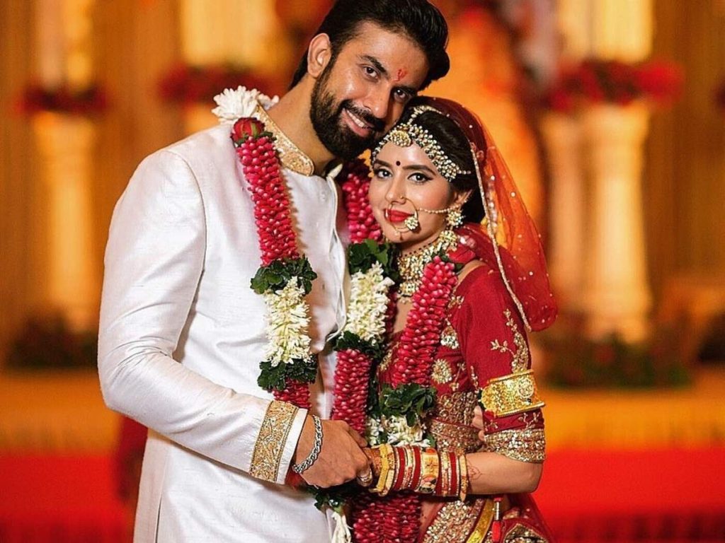 76868882 - Instant Bollywood