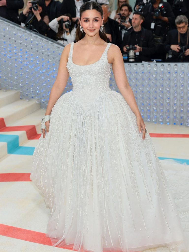 tUsYpK_44Alia-Bhatt-Makes-A-Debut-At-Met-Gala-2023-In-Soft-Makeup-Look-ItsDreamy-1 - Instant Bollywood