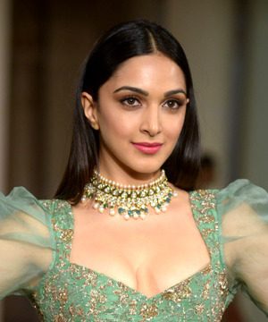 Kiara_Advani_walks_for_Shyamal-Bhumika_at_India_Couture_Week_2018_Day_4_03 - Instant Bollywood