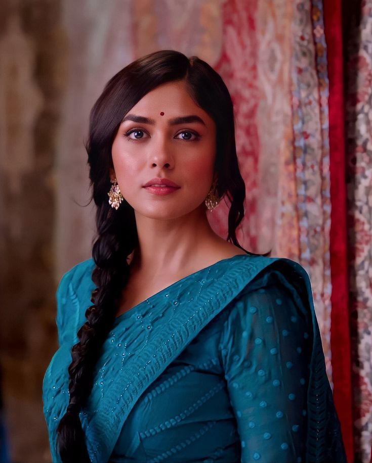 5ccfbc3f4e2af5948bfb875c86b3ed28 - Instant Bollywood Mrunal Thakur