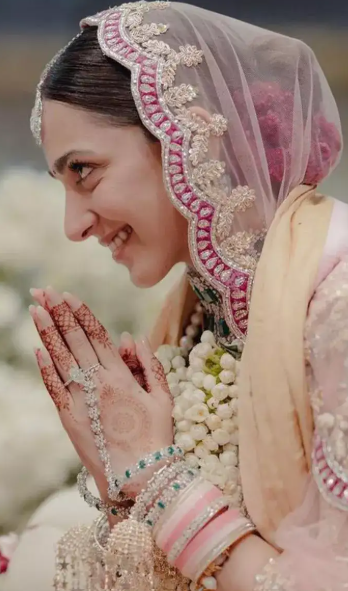 Kiara Advani wedding ring - Instant Bollywood Kiara Advani wedding ring