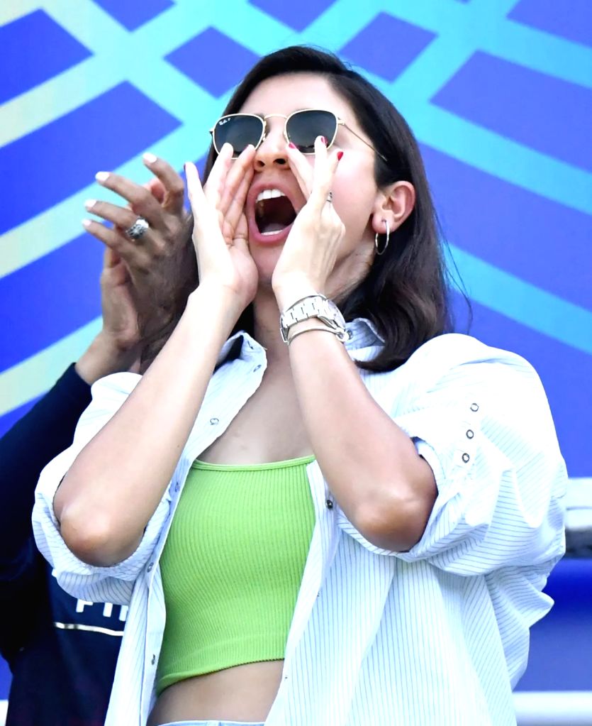mumbai-anushka-sharma-cheering-for-virat-kohli-1368277 - Instant Bollywood