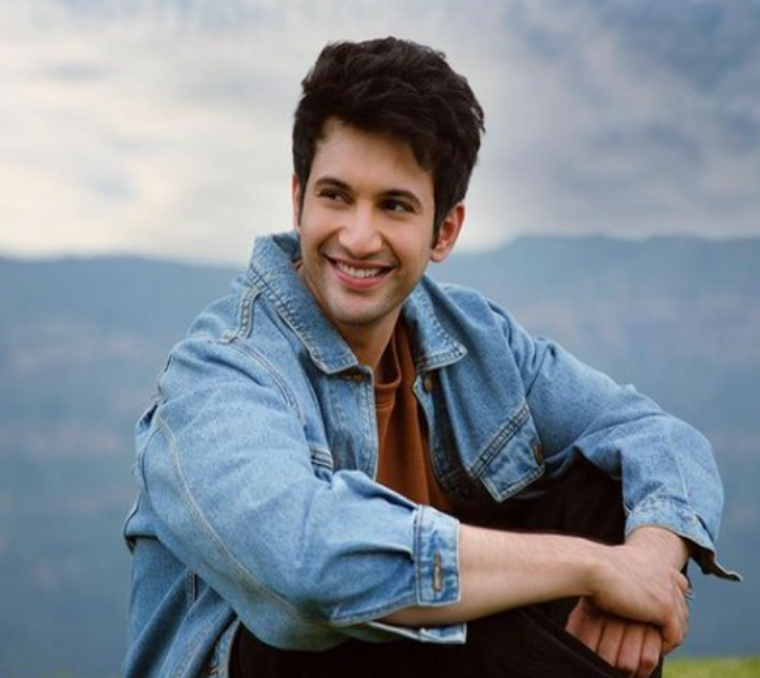 Rohit Saraf as Star Host