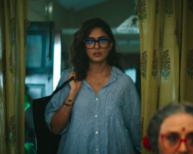 Mrunal Thakur - Do Deewane Seher Mein 